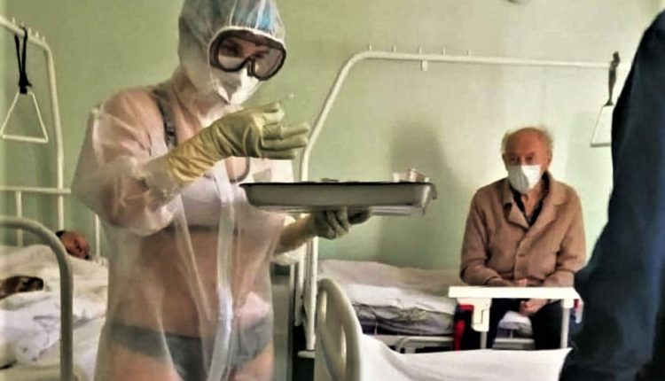 медсестра в купальнике