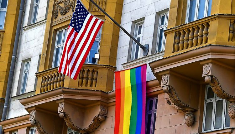 Флаг ЛГБТ. Посольство США в Москве