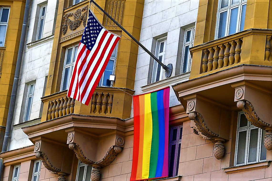 Флаг ЛГБТ. Посольство США в Москве