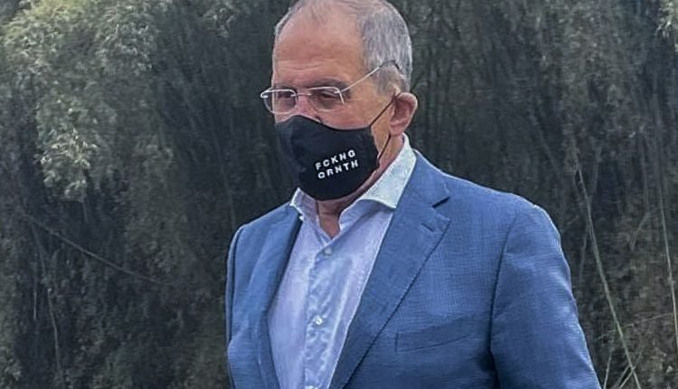 Сергей Лавров в маске FCKNG QRNTN