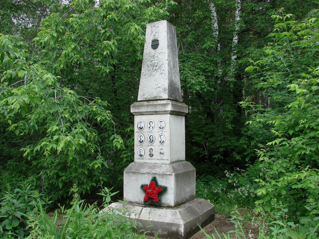 Памятник погибшим туристам на Михайловском кладбище в Екатеринбурге