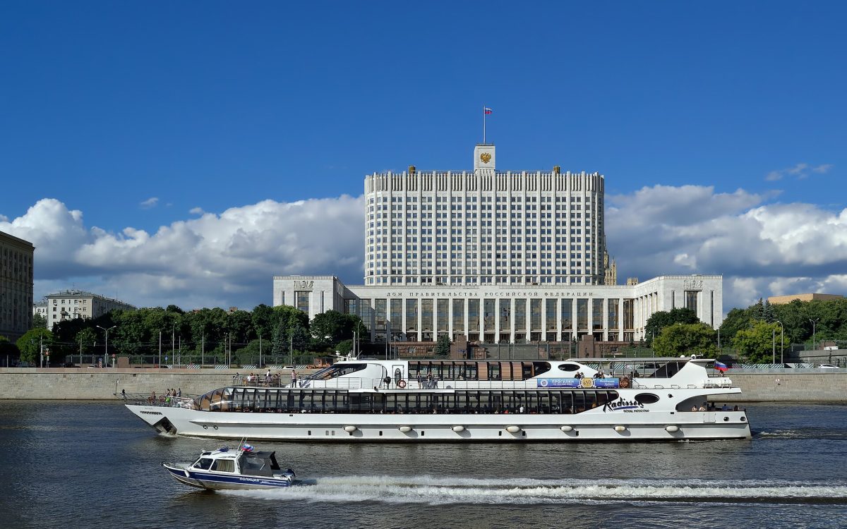 Дом правительства России на набережной Москвы-реки