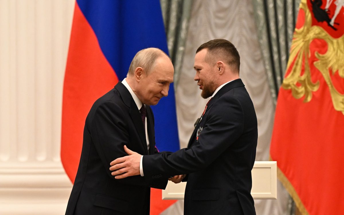 Владимир Путин вручает Петру Яну медаль ордена «За заслуги перед Отечеством», апрель 2026 года